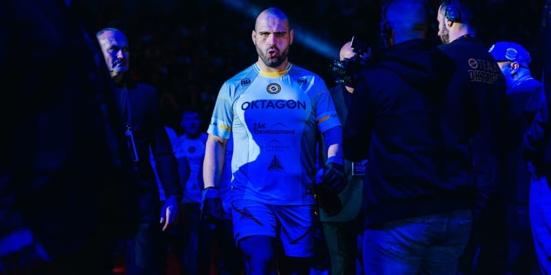 KAMPF UM EIN TITEL-REMATCH UND DER KAMPF DER GIGANTEN